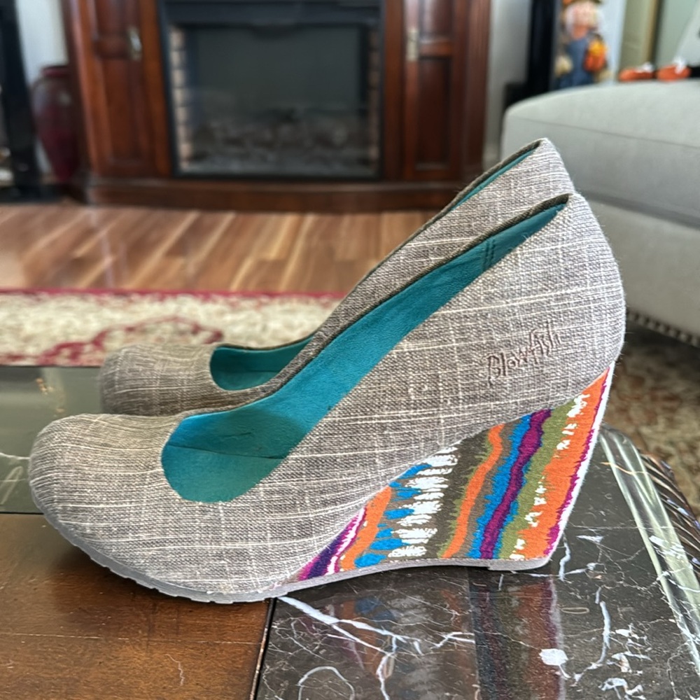 Shoes - Picture 2 of 6